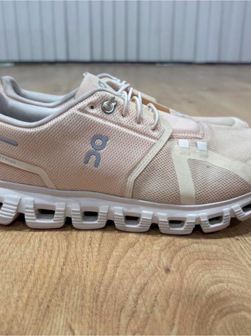 On Running womens Cloud 6 Sneakers in blonde/ Dew